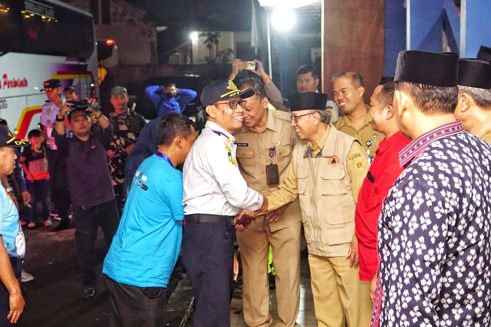 Sekda Kabupaten Magelang Adi Waryanto bersama jajaran Forkopimda saat menyambut kedatangan para pemudik gratis asal Kabupaten Magelang di Terminal Secang, Senin (16/3/2026) malam.