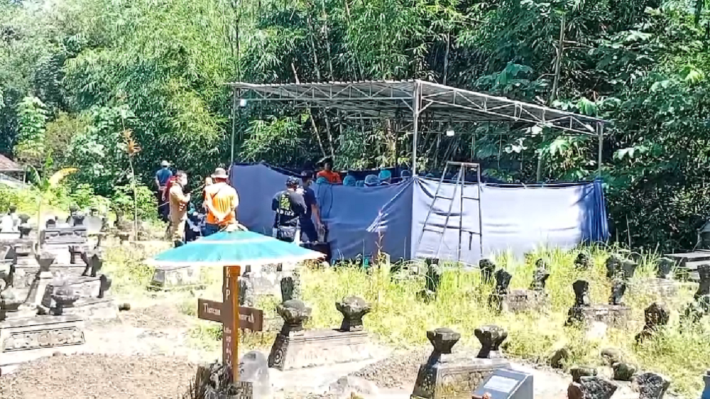 Polisi melakukan pembongkaran makam warga Dukun, Kabupaten Magelang yang dinilai tak wajar, Selasa (17/3/2026).    