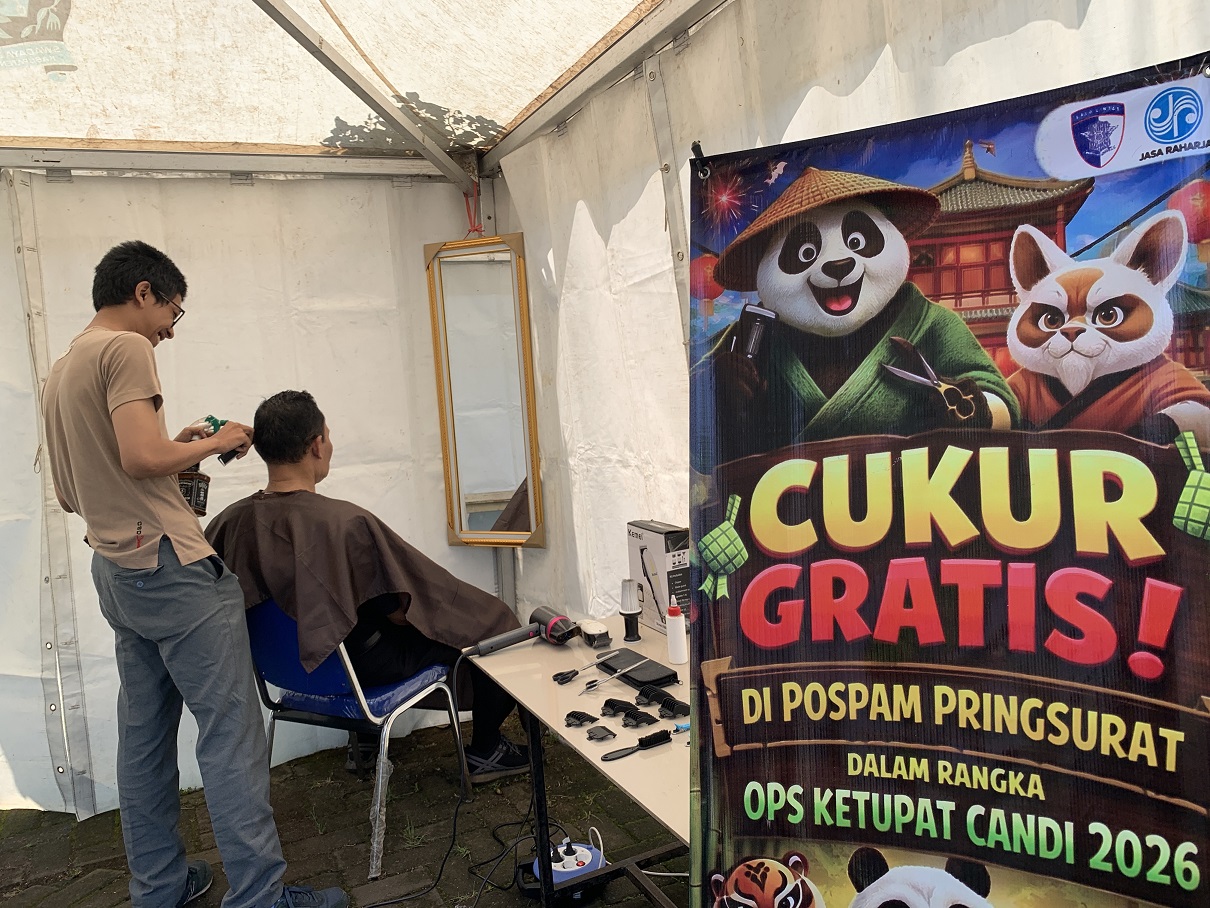 Seorang pemudik menikmati layanan cukur rambut gratis di Pos Pengamanan Pringsurat, Selasa (17/3/2026).
