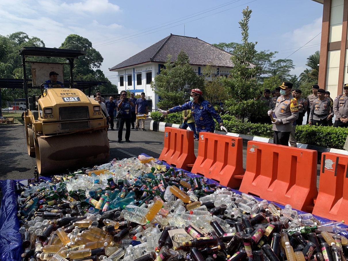 Pemusnahan alkohol hasil operasi pekat selama Ramadan 1447 Hijriah di halaman Mapolres Temanggung, Selasa (17/3.2026).