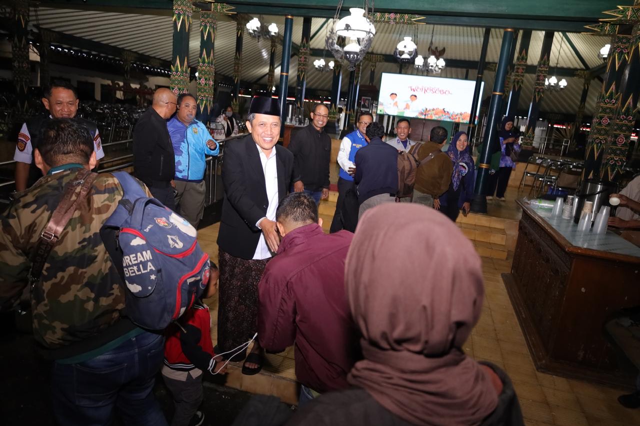 Bupati Afif Nurhidayat menyambut pemudik di Pendopo Selatan, Senin (16/3/2026) malam.