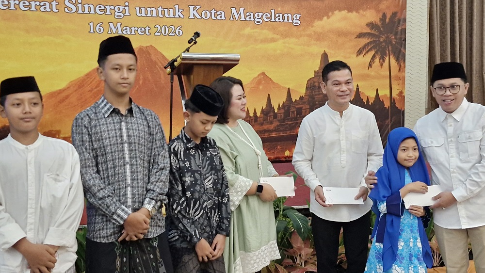General Manager Atria Hotel Magelang Evriyansah menyalurkan donasi kepada penerima manfaat, yang dihadiri langsung oleh Wali Kota Magelang Damar Prasetyono, Senin (17/3/2026).