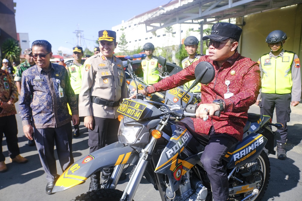Wali Kota Magelang Damar Prasetyono mencoba motor patroli Polres Magelang Kota.