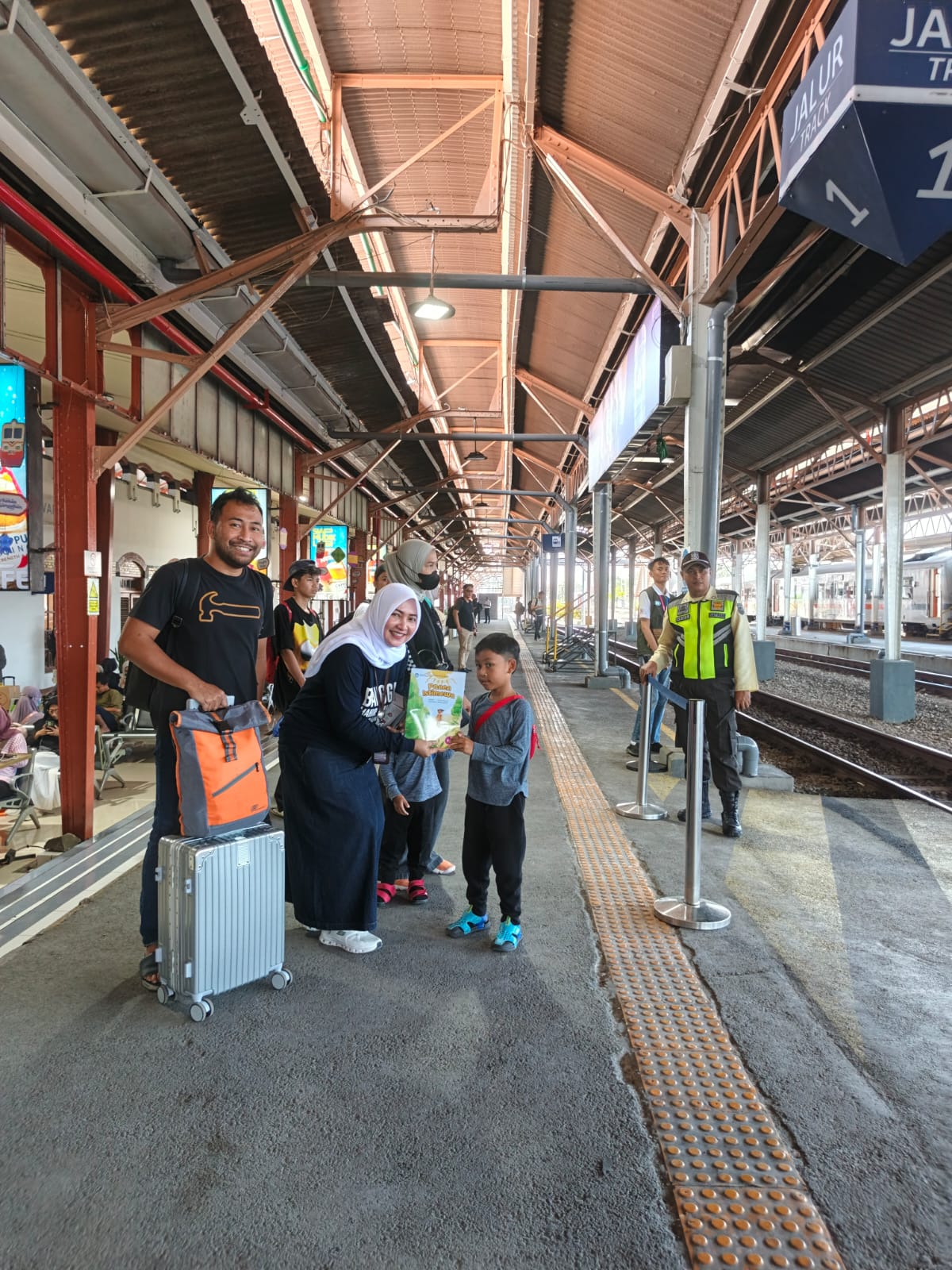 Mudik Asyik Baca Buku diadakan Balai Bahasa Provinsi Jawa Tengah di Stasiun Tawang, Senin (16/3/2026).