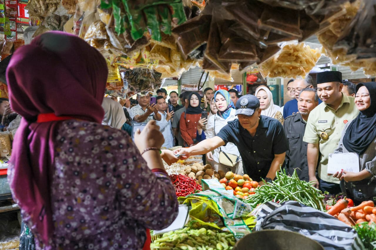 Gubernur Jawa Tengah, Ahmad Luthfi meninjau Pasar Bunder, Kabupaten Sragen, Rabu (18/3/2026), untuk memastikan harga tetap terkendali dan pasokan aman.