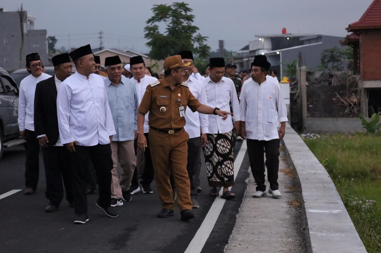 Bupati Wonosobo Afif Nurhidayat bersama jajaran masyarakat melintasi Jalan Lingkar Selatan Kertek yang diresmikan Senin (16/3/2026).