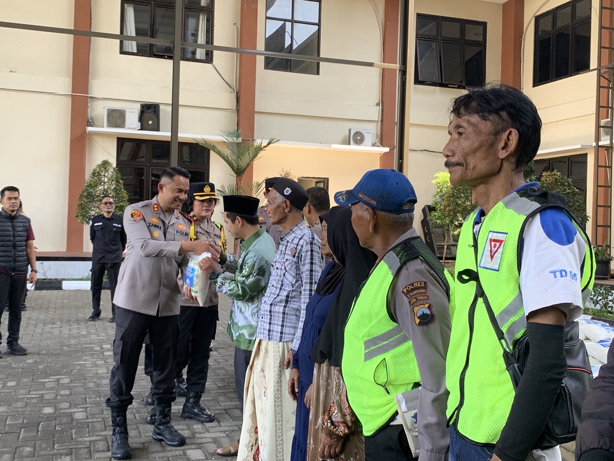 Pendistribusian zakat fitrah kepada para mustahiq dari personel Polres Temanggung.