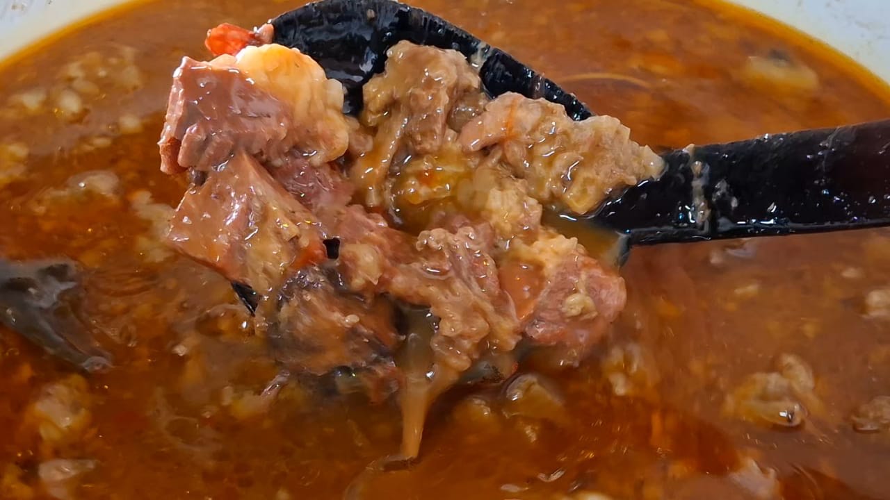 Brongkos daging sapi jadi andalan rumah makan Bu Carik Parakan.