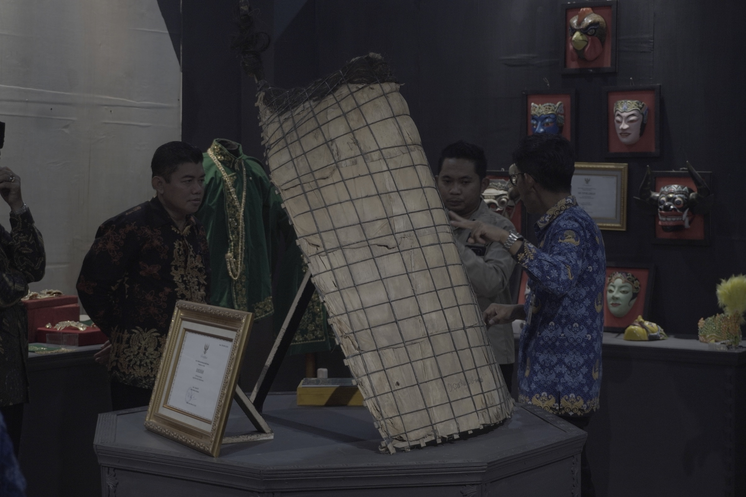 Alat musik bundengan salah satu benda yang dipamerkan di Museum Daerah Wonosobo.  