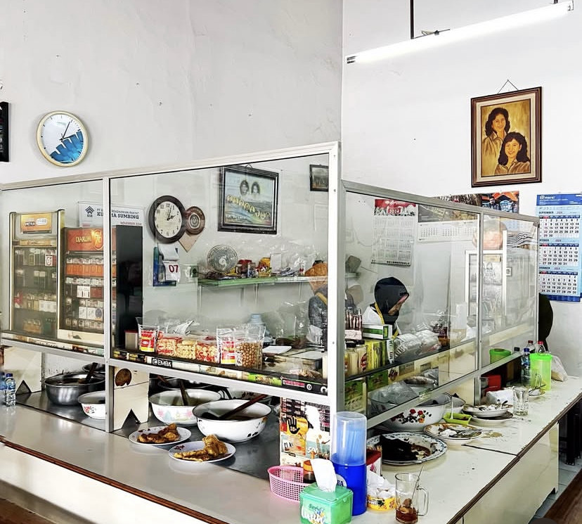 Rumah makan Bu Carik Parakan berada di jalur utama Temanggung-Wonosobo.