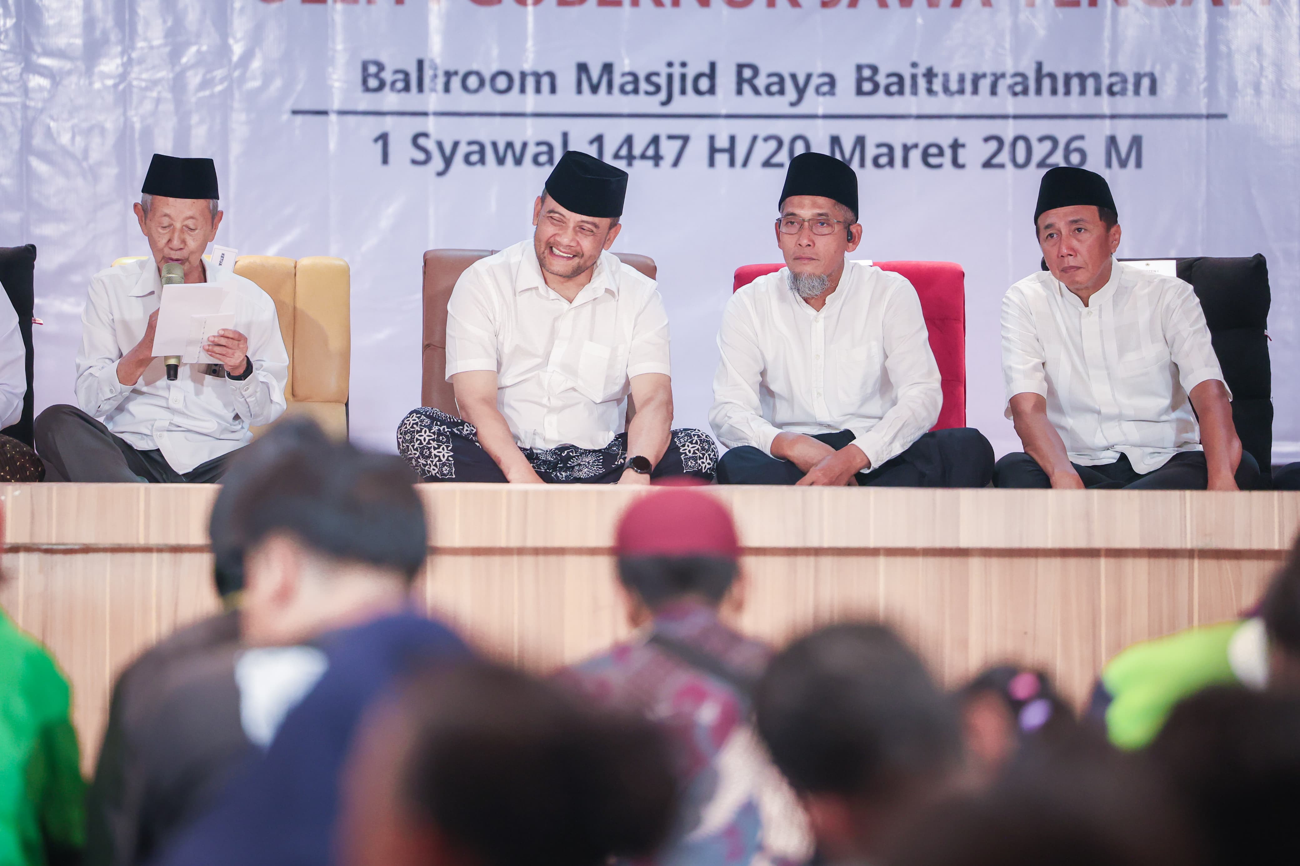 Gubernur Ahmad Luthfi dalam acara pentasarufan zakat  di Masjid Baiturahman, Semarang (20/3/2026).