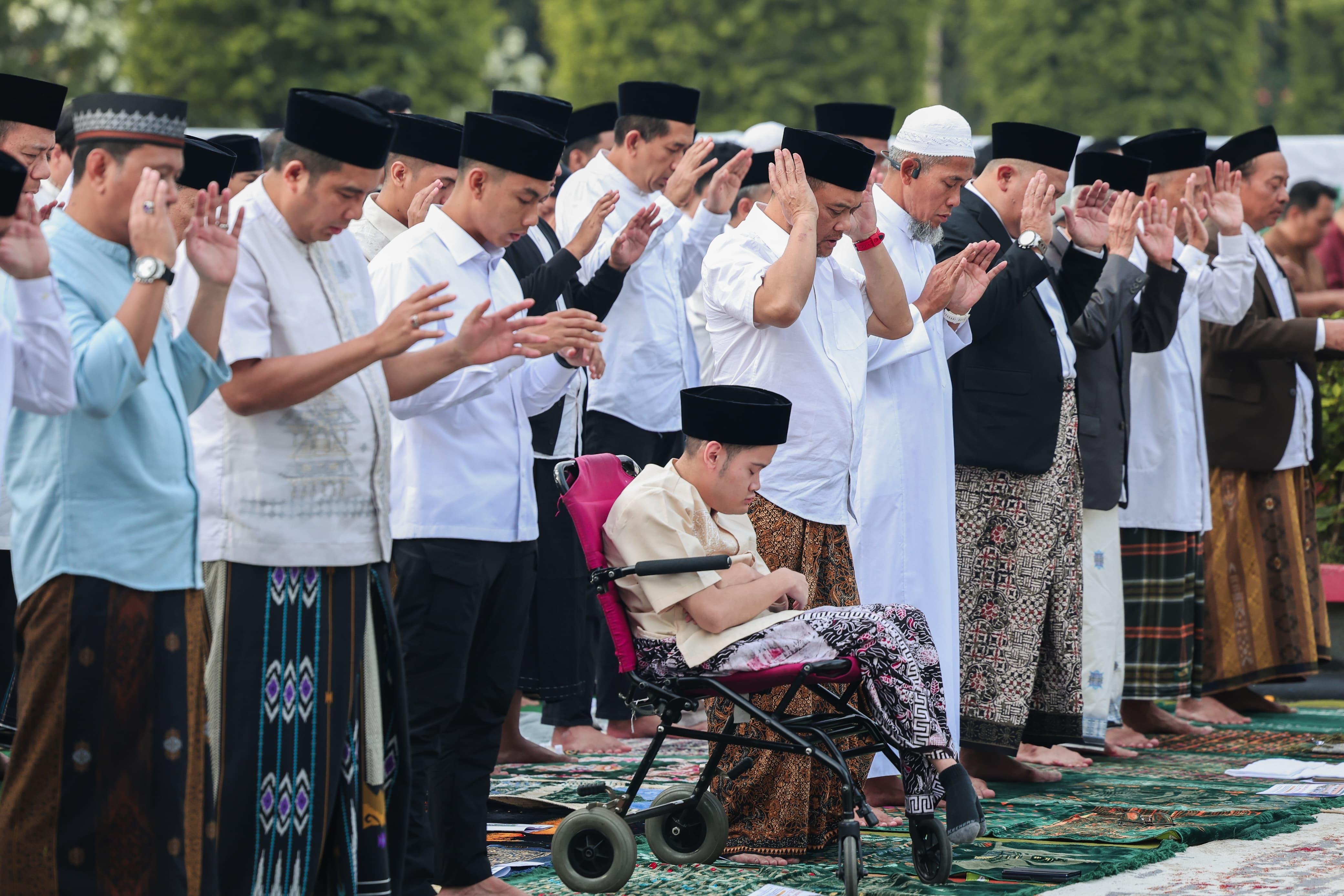 Gubernur Jawa Tengah Ahmad Luthfi bersma putra bungsunya salat Idulfitri di lapangan Pancasila, Simpanglima, Sabtu (21/3/2026).