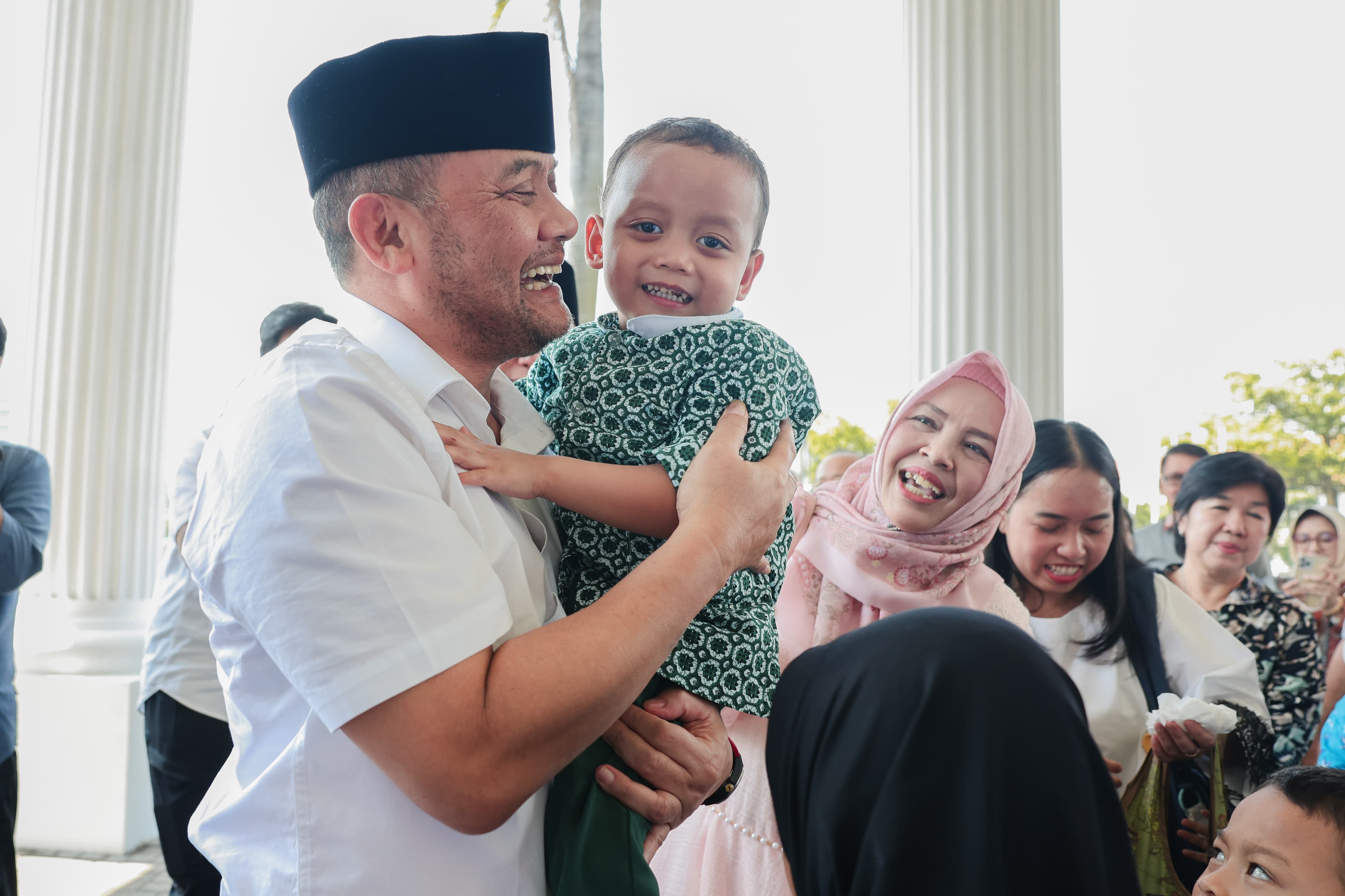 Gubernur Ahmad Luthfi merayakan Idulfitri bersama anak panti asuhan dan komunitas disabilitas di Wisma Perdamaian, Sabtu (21/3/2026).