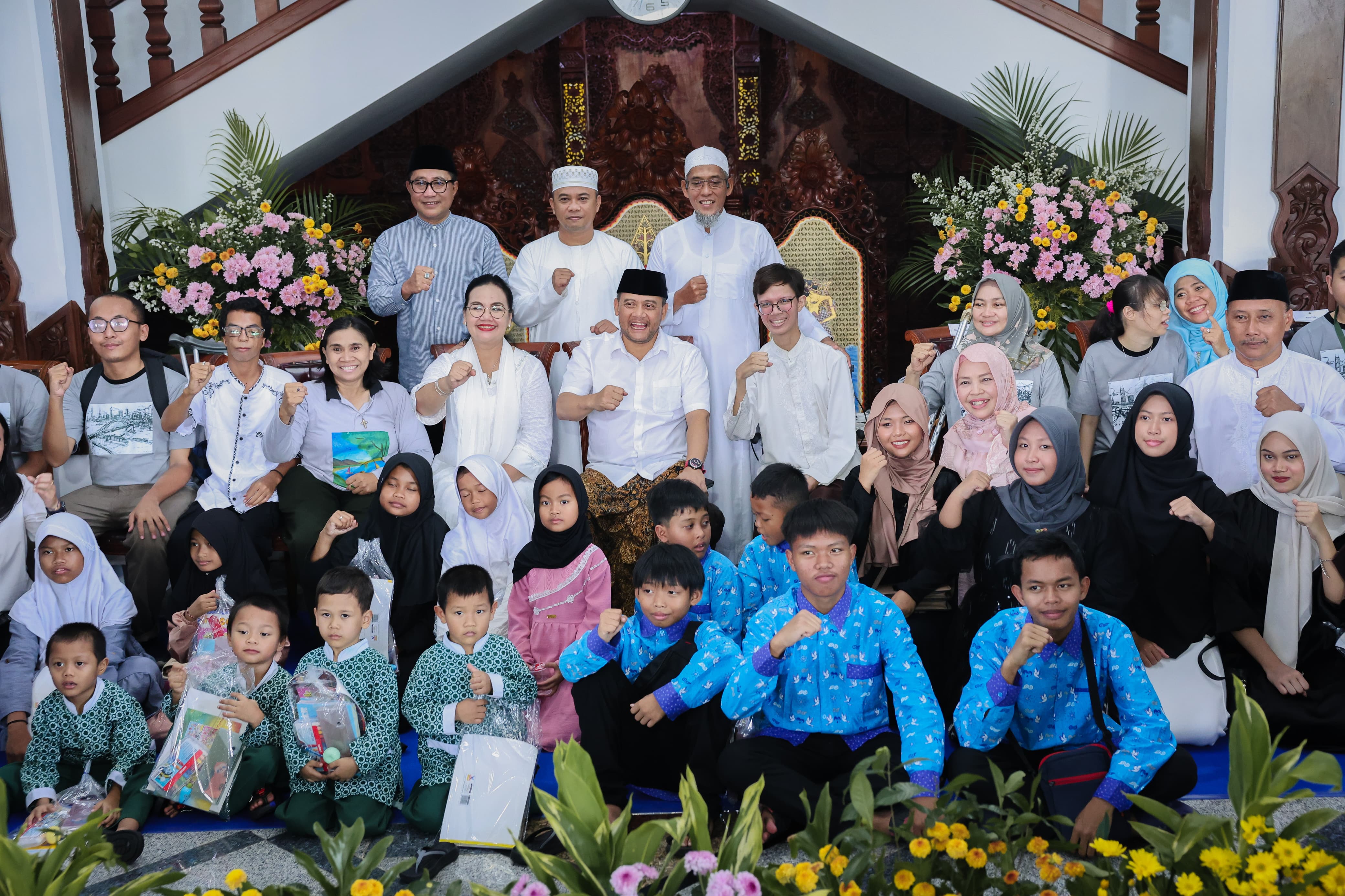 Puluhan anak yatim dan disabilitas merayakan Idulfitri di Wisma Perdamaian bersama Gubernur Jateng Ahmad Luthfi, Sabtu (21/3/2026).