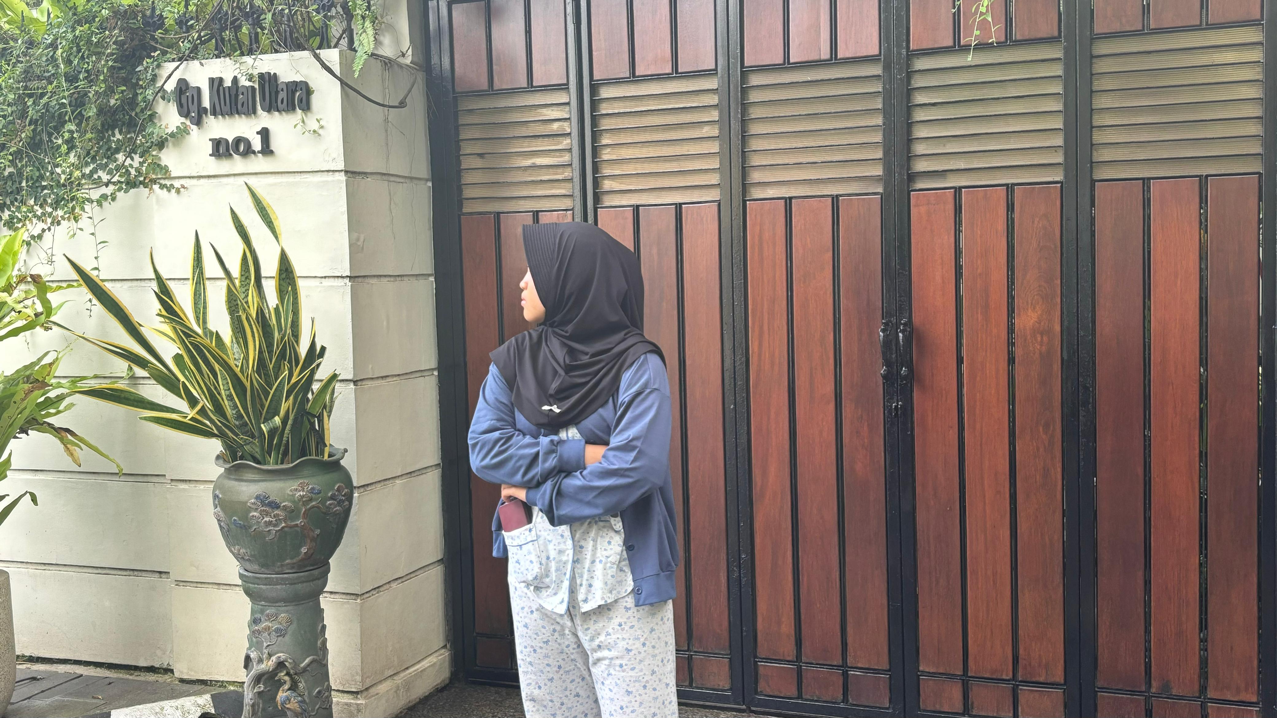 Minggu (22/3/2026) pagi, pengunjung sudah berdatangan dan foto di depan pagar rumah Jokowi di Sumber. 