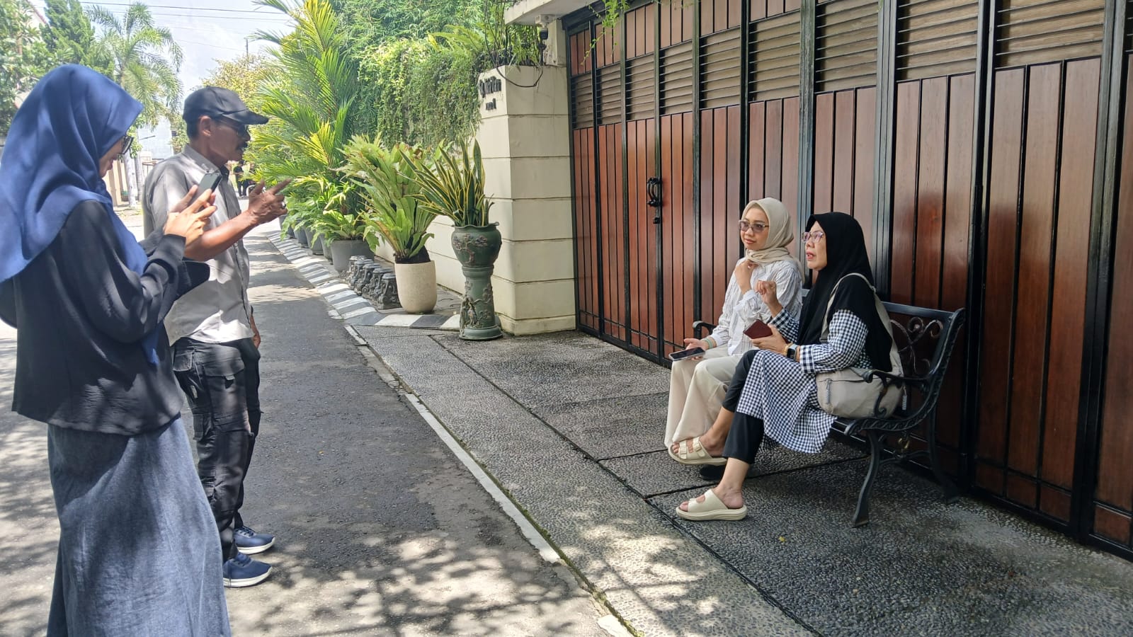 Pengunjung berfoto di depan kediaman Jokowi di Gang Kutai Utara Sumberan, Banjarsari, Solo, Minggu (22/3/2026).