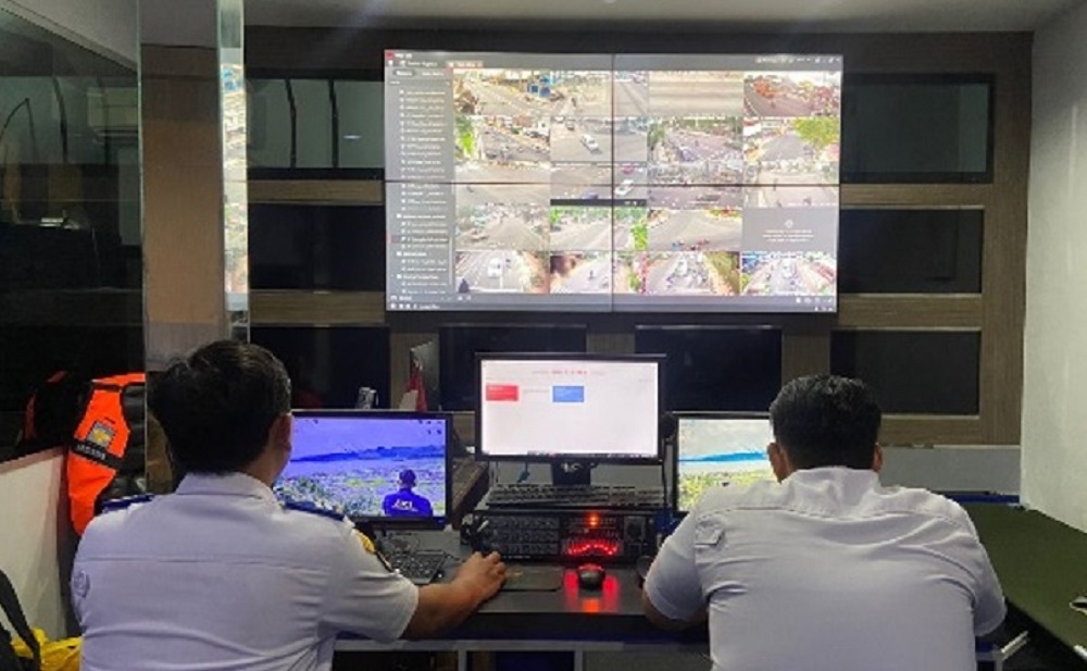 Petugas Dishub Kota Magelang memantau arus lalu lintas di Kota Magelang di ruang ATCS, Selasa (24/3/2026)