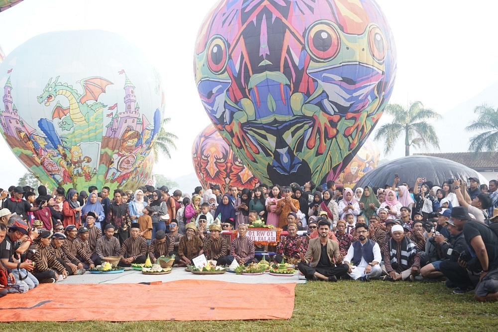 Tradisi balon udara di Desa Kembaran, Kecamatan Kalikajar, Kabupaten Wonosobo, terus bertahan dan berkembang hingga kini.