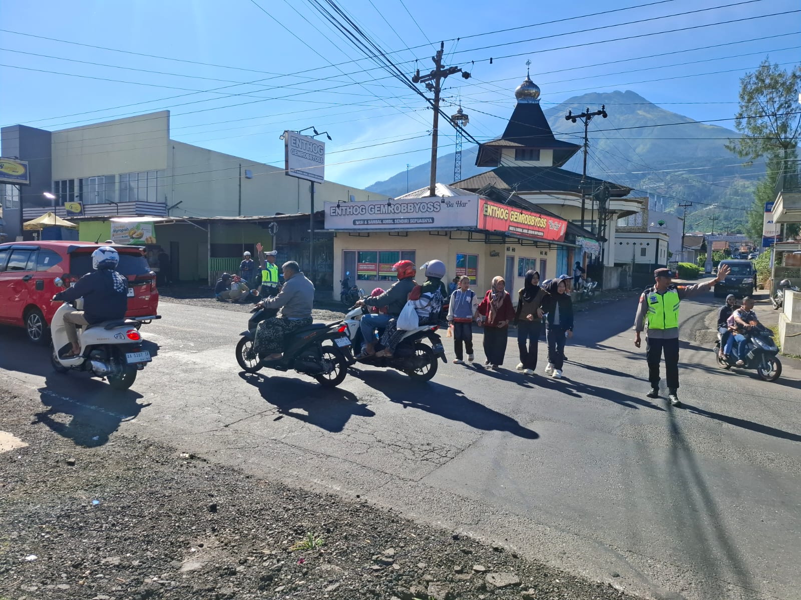 Petugas siaga di titik-titik rawan kemacetan dan strong point.  &nbsp;