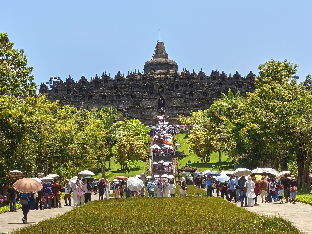 Libur panjang Lebaran banyak dimanfaatkan ribuan warga berwisata di Candi Borobudur, Kabupaten Magelang, Senin (23/3/2026).  