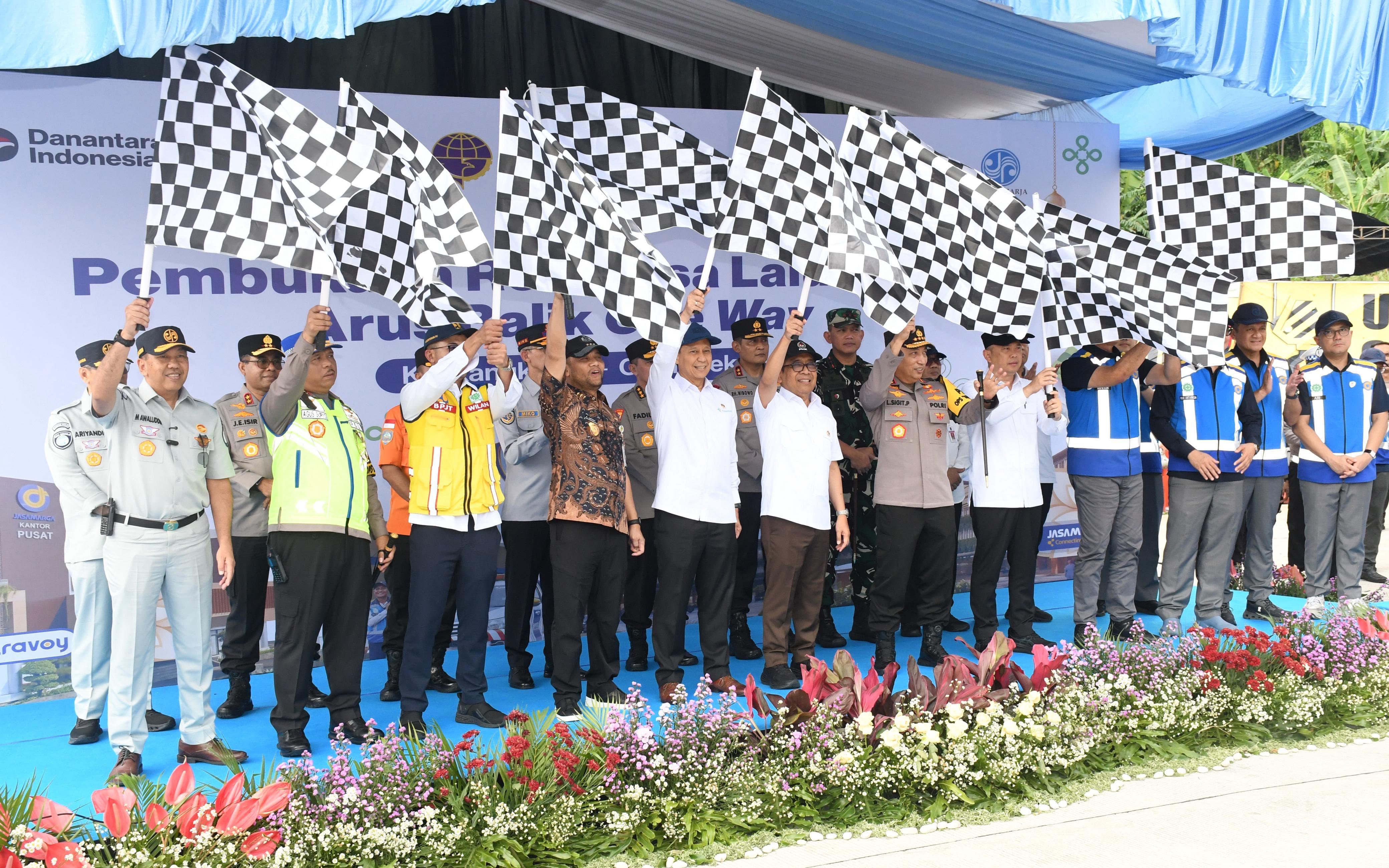Kapolri Jenderal Listyo Sigit bersama sejumlah menteri dan Gubernur Jateng Ahmad Luthfi memberlakukan one way nasional dari KM 414 Kalikangkung hingga KM 70 Cikatama, Selasa (24/3/2026).