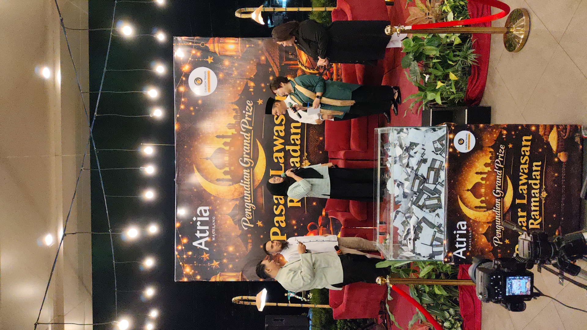 Pengundian grand prize umrah dari Atria Hotel Magelang dan Dauroh Travel sekaligus menutup rangkaian program ikonik Pasar Lawasan Ramadan 1447 Hijriah.