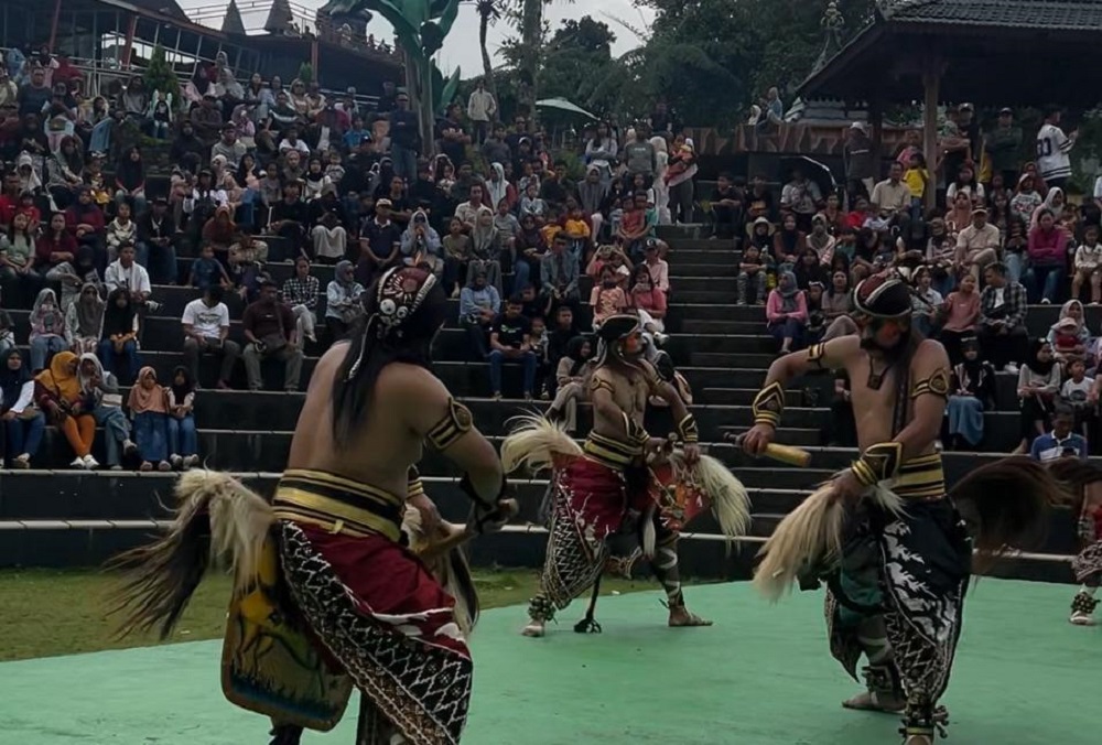 Pengunjung Negeri Kahyangan di Magelang antusias menyaksikan pertunjukan pentas kesenian lokal di amfiteater wisata setempat.&nbsp;