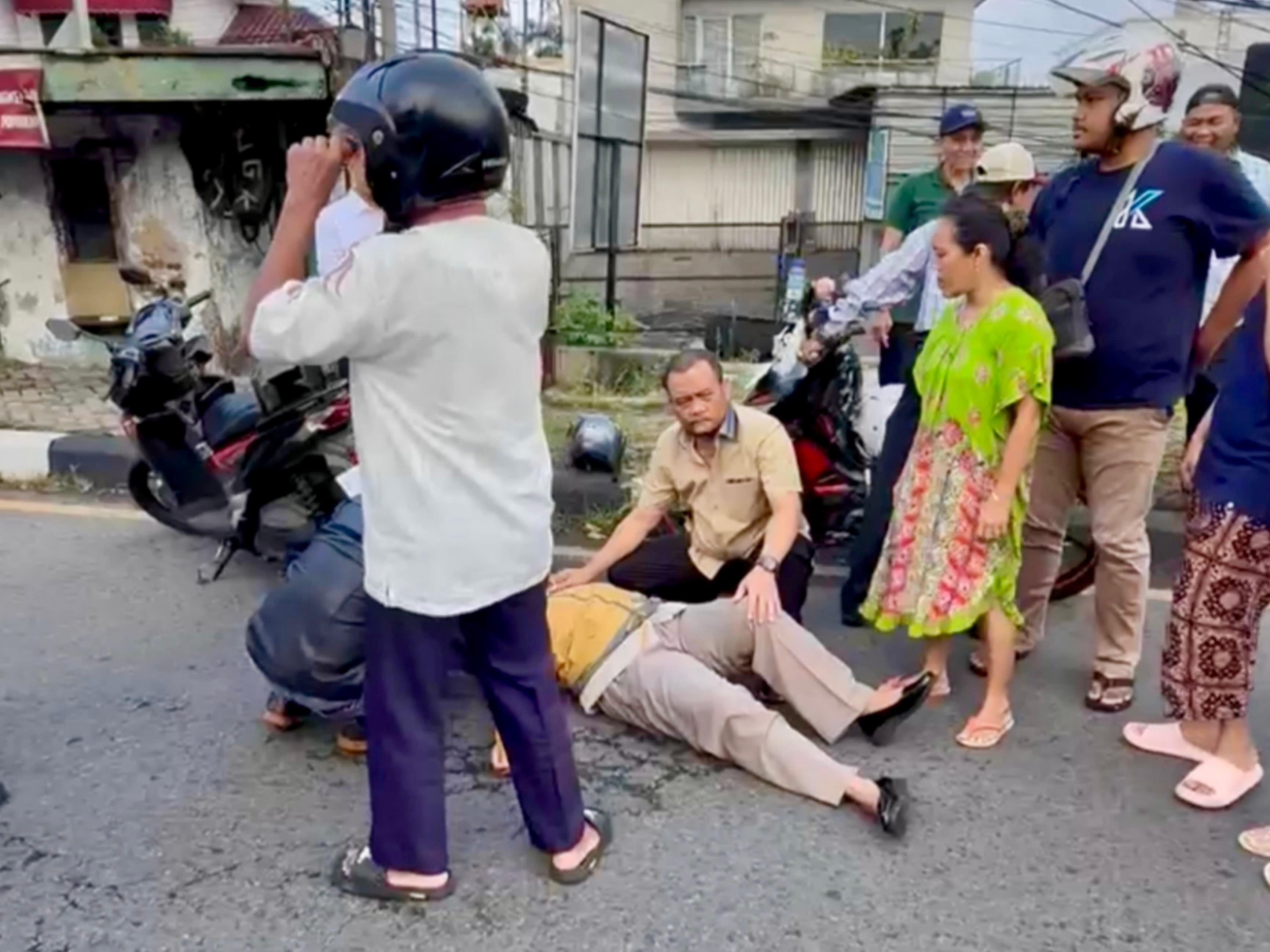 Gubernur Ahmad Luthfi menolong korban kecelakaan di kawasan Jl Setiabudi atau di simpang Gombel Lama dan Gombel Baru, Rabu (25/3/2026).