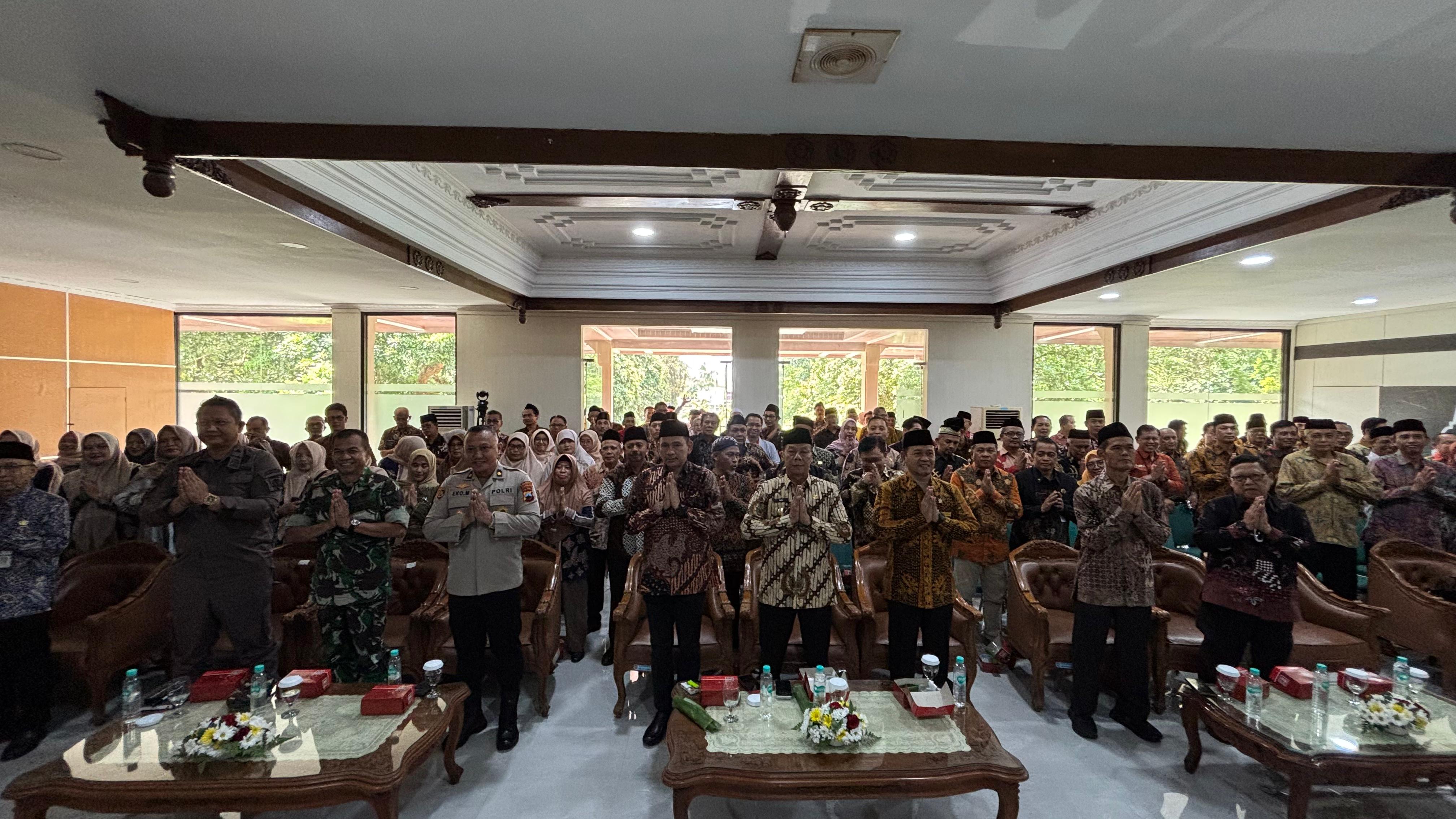 Acara Halal Bihalal 1447 Hijriah di Gedung DPRD, Kota Mungkid, Rabu (26/3) dikemas dalam kesederhanaan namun penuh makna. 