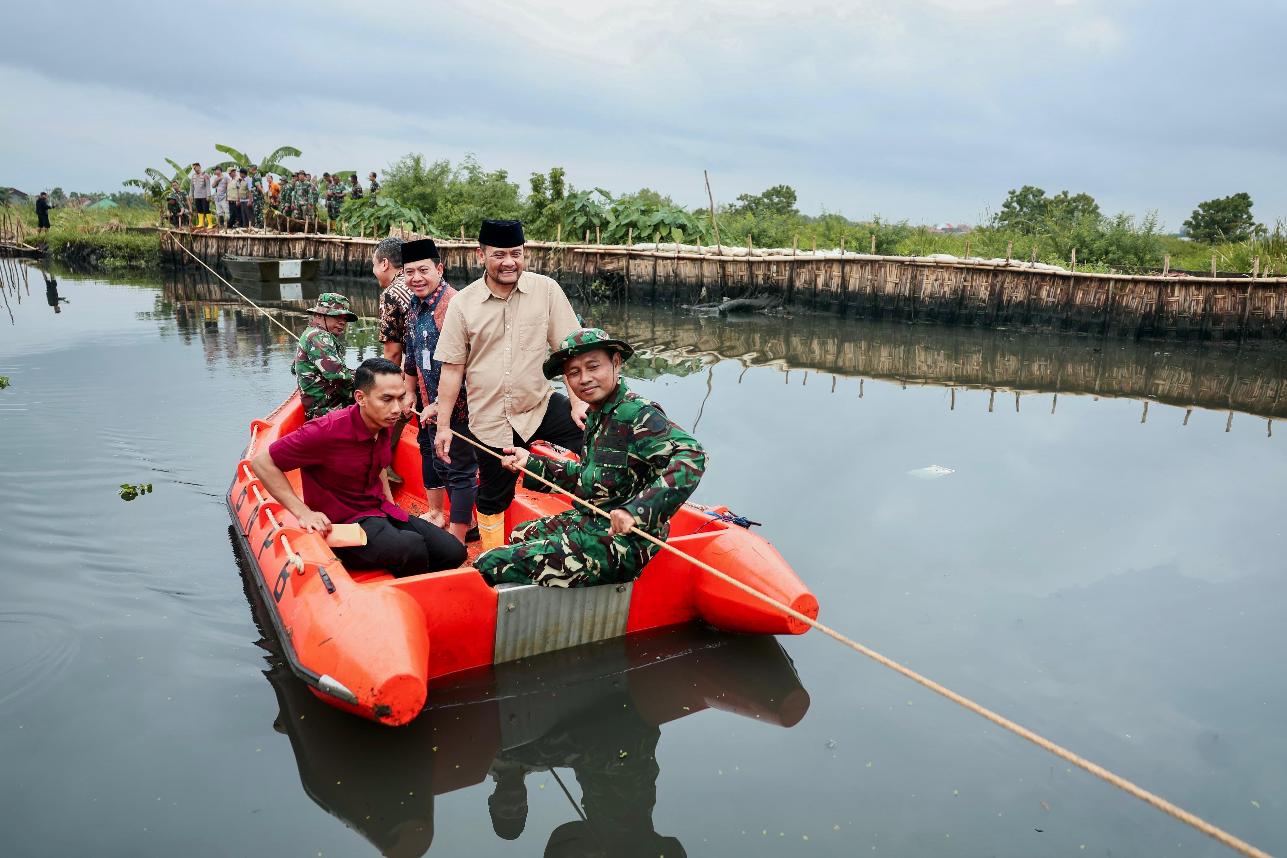 Gubernur Ahmad Luthfi, meninjau lokasi jebolnya tanggul Sungai Bremi di Kelurahan Pedukuhankraton, Pabean Barat, Kota Pekalongan, Kamis sore (26/3/2026).