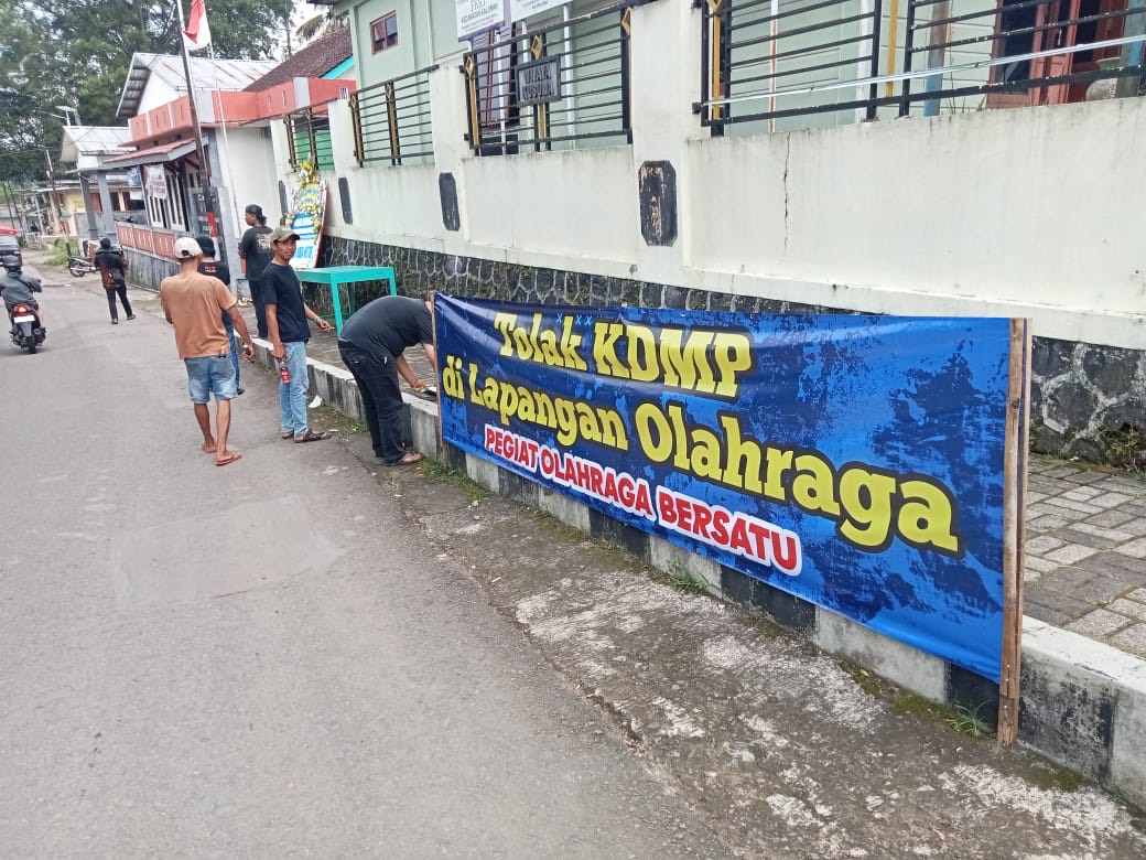 Warga Kaloran Bersatu memasang spanduk penolakan lokasi KDMP yang berada di fasilitas olahraga.