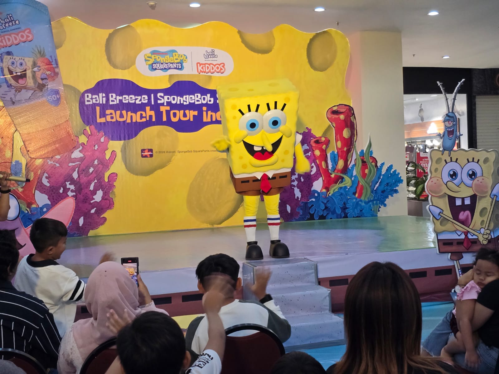 SpongeBob hadir menyapa penggemarnya di Artos Mall, Magelang selama libur Lebaran.  