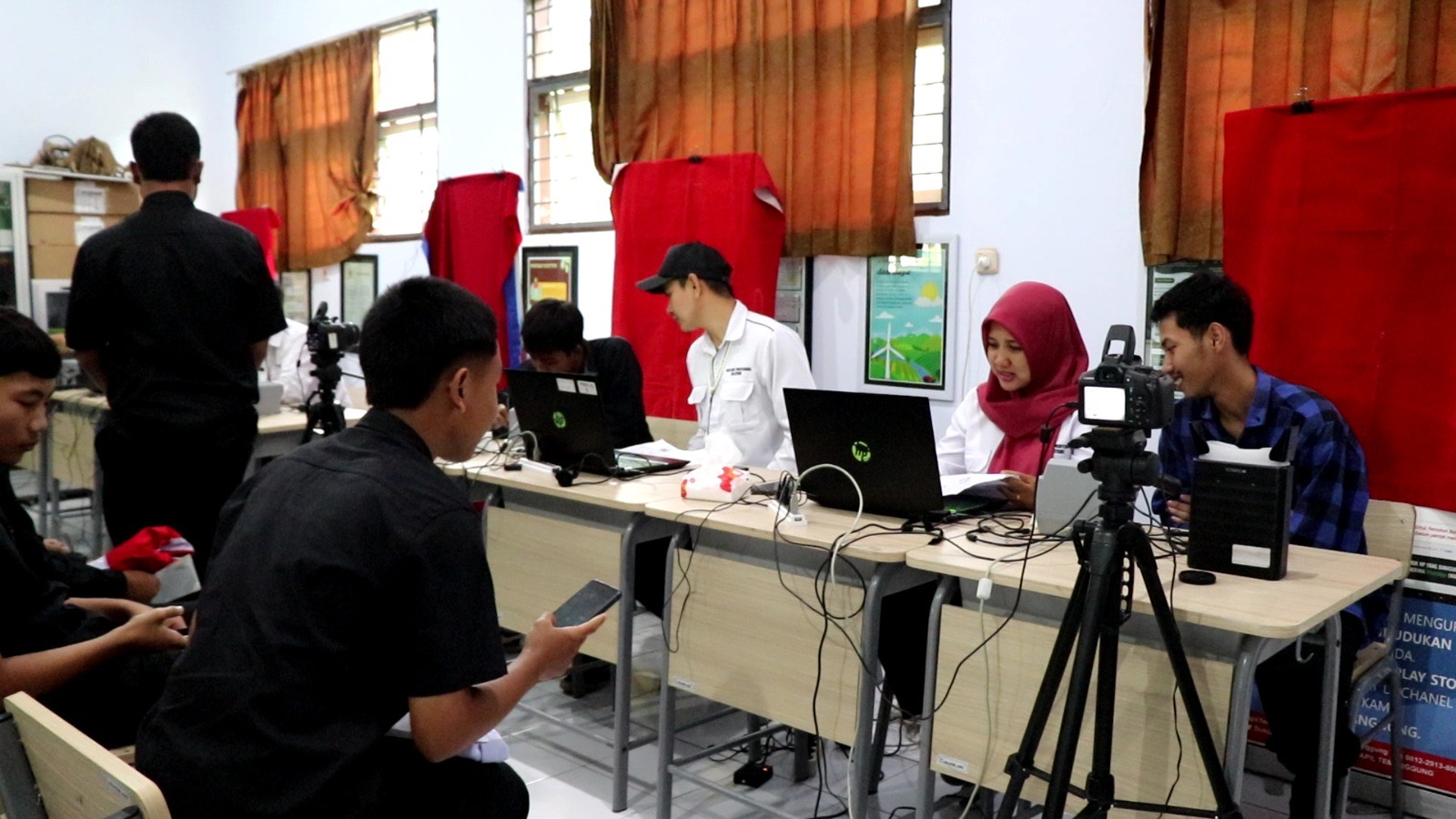 Petugas melakukan perekaman KTP elektronik di kantor pelayanan Disdukcapil Kabupaten Temanggung.  