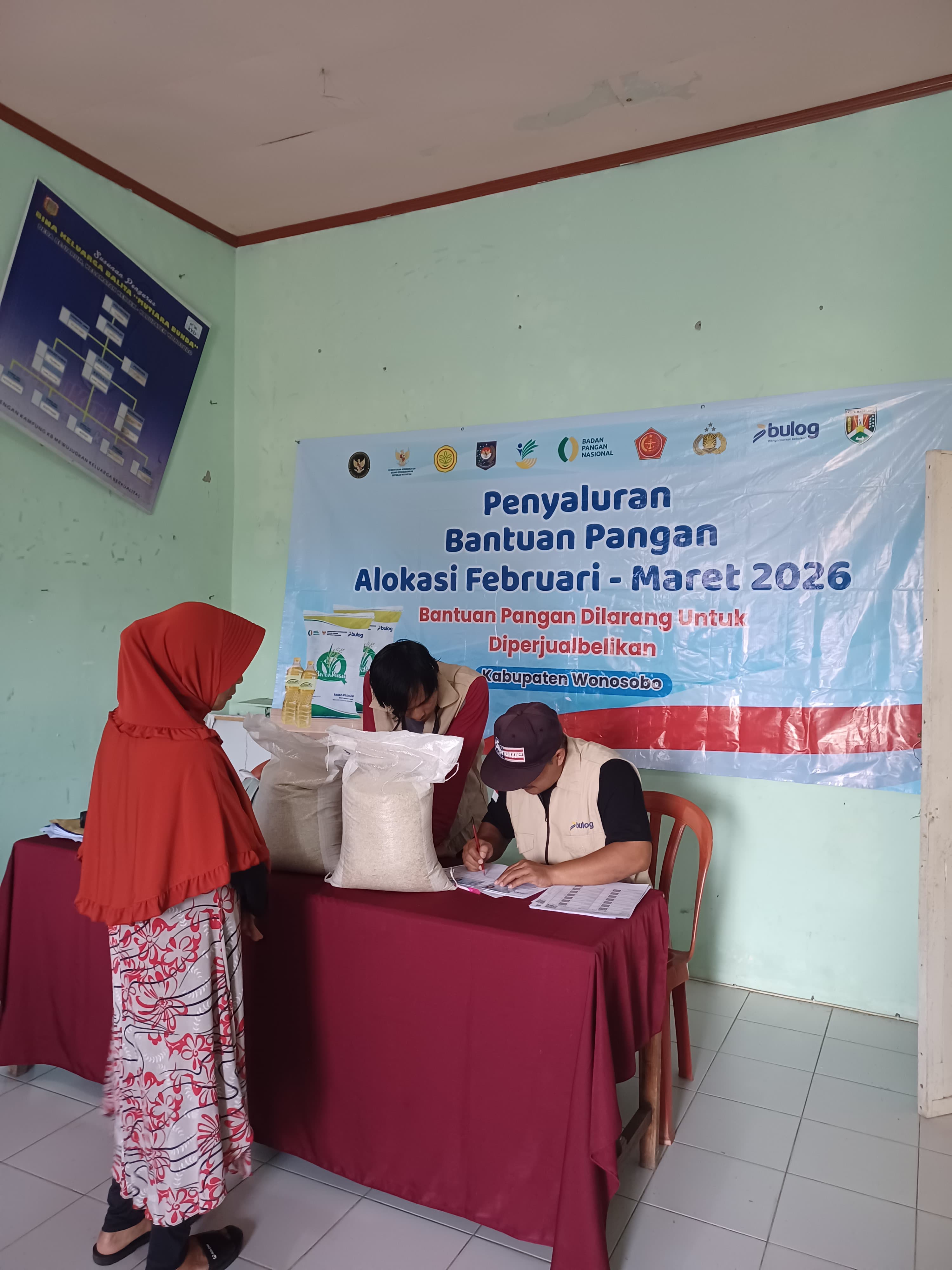 Penyaluran cadangan beras pemerintah dari Bulog Cabang Magelang di Desa Bejiarum, Kecamatan Kertek, Wonosobo, Kamis (26/3/2026).