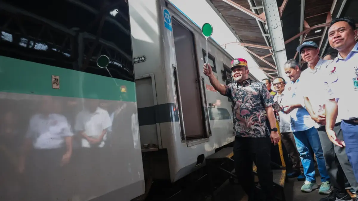 Gubernur Jawa Tengah Ahmad Luthfi memberangkatkan peserta Balik Rantau Gratis dengan moda kereta api dari Stasiun Tawang, Semarang, Jumat, 27 Maret 2026 didampingi Manager Humas PT KAI Daop IV Semarang, Luqman Arif dan Direksi Bank Jateng.