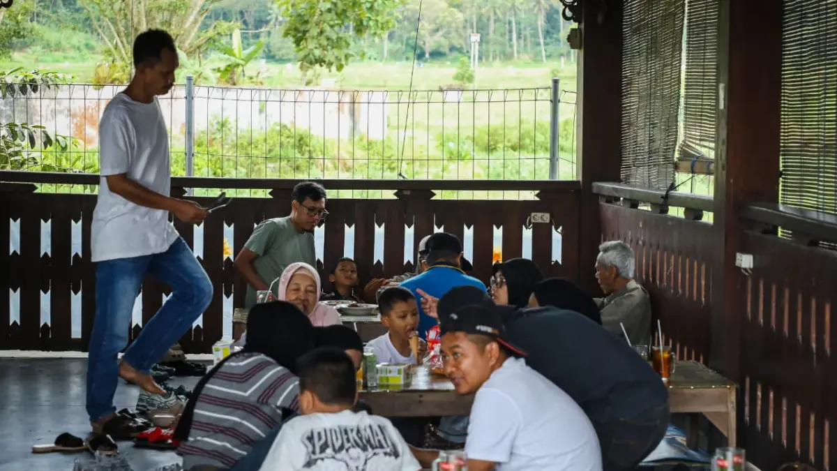 Rumah makan penuh pengunjung selama musim libur Lebaran 2026. Hal ini menggenjot perekonomian di Jawa Tengah. 
