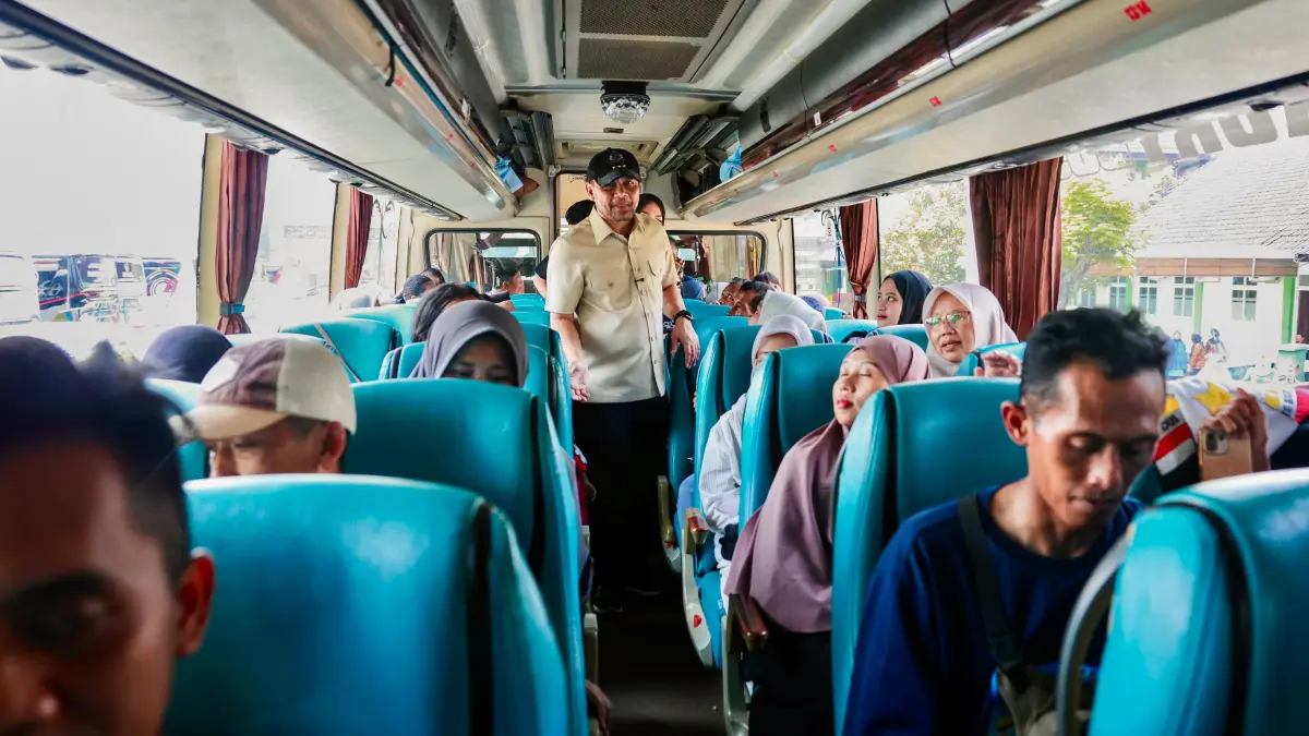 Gubernur Jawa Tengah Ahmad Luthfi melepas pemudik dalam program Balik Rantau yang difasilitasi Pemrov Jateng di Asrama Donohudan, Boyolali Sabtu (28/3/2026).