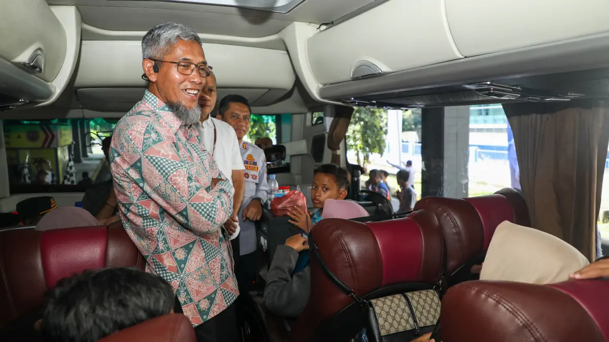 Sekda Provinsi Jawa Tengah Soemarno menyapa pemudik yang akan kembali ke perantauan dalam program Balik Rantau yang diadakan Pemrov Jateng di Terminal Mangkang, Sabtu (28/3/2026).