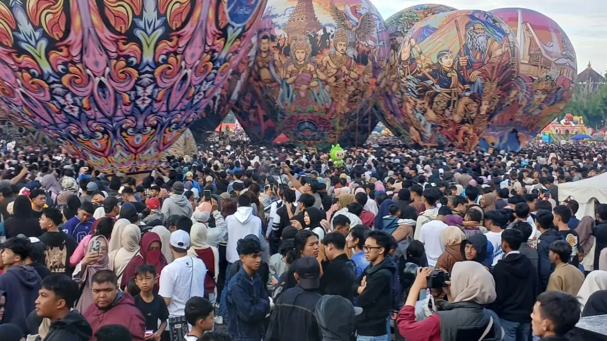 Alun-alun Wonosobo dipadati ribuan orang menyaksikan puncak Festival Mudik 2026 dengan penerbangan balon udara. (Sigit Rahmanto/Jawa Pos Radar Magelang)
