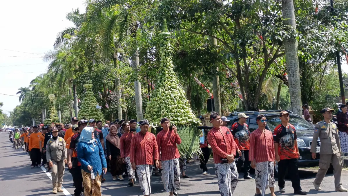Gunungan ketupat dikirab dari Masjid Agung Jawa Tengah (MAJT) An-Nuur Kabupaten Magelang, sampai di Lapangan Drh Soepardi, Sawitan, Sabtu (28/3/2026).

