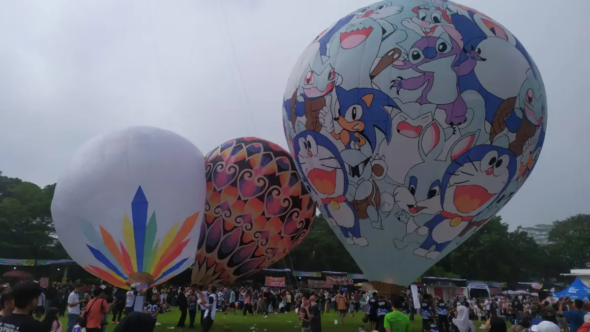 Kemeriahan festival balon udara perdana di Kabupaten Magelang yang digelar pada Minggu (29/3), di Lapangan drh. Soepardi, Mungkid. (Rofik Syarif GP/Jawa Pos Radar Magelang)