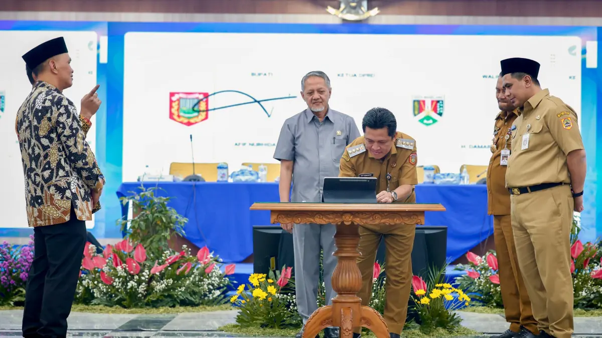 Bupati Wonosobo Afif Nurhidayat disaksikan Gubernur Ahmad Luthfi Wakil Gubernur Taj Yasin dan Ketua DPRD Wonosobo Eko Prasetyo HW menandatangani pakta integritas antikorupsi di kantor gubernuran, Senin (30/3/2026). (Istimewa)