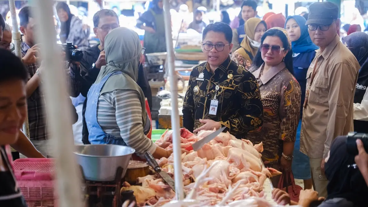CEK STOK BARANG: Wali Kota Magelang Damar Prasetyono meninjau stok barang di gudang penyimpanan sebelum Lebaran 1447 Hijriah.