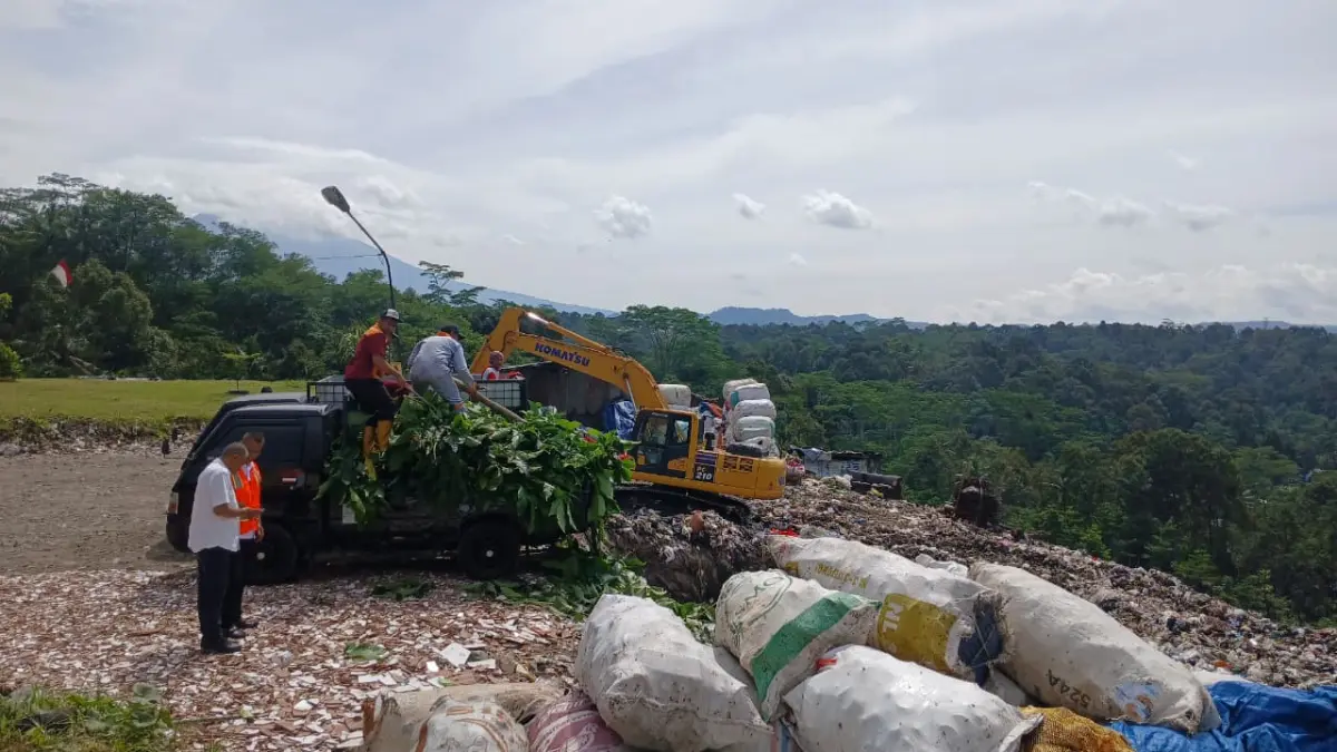 Kondisi TPA Wonorejo, yang saat ini terus mengalami beban berlebih akibat sampah terus menumpuk. Puncak Festival Mudik 2026 dengan event penerbangan balon di alun-alun meninggalkan 3,23 ton sampah