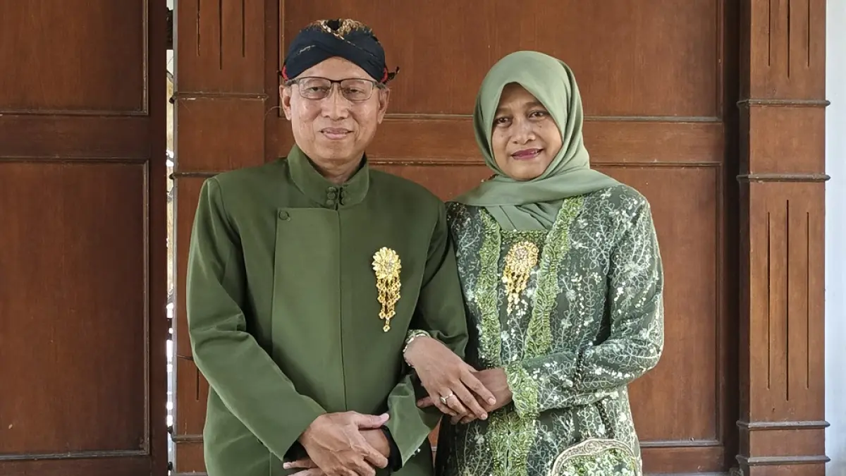 
PURNA TUGAS: Sekda Kabupaten Magelang Adi Waryanto bersama istri. (ROFIK SYARIF/ JAWAPOS RADAR MAGELANG)
