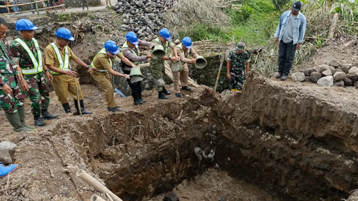 Groundbreaking pembangunan jembatan di Dusun Semaken, Desa Pucunrejo, Kecamatan Muntilan, Kabupaten Magelang, Selasa (31/3/2026). (ROFIK SYARIF/ JAWA POS RADAR MAGELANG)
