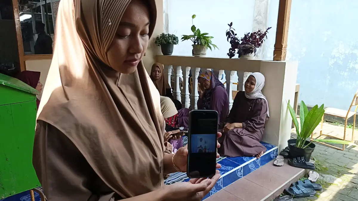 Istri Sertu Nur Ichwan, Hana Dita Anjani, 26, saat menceritakan sosok sang suami di rumah duka, Selasa (31/3/2026). (ROFIK SYARIF/ JAWA POS RADAR MAGELANG)