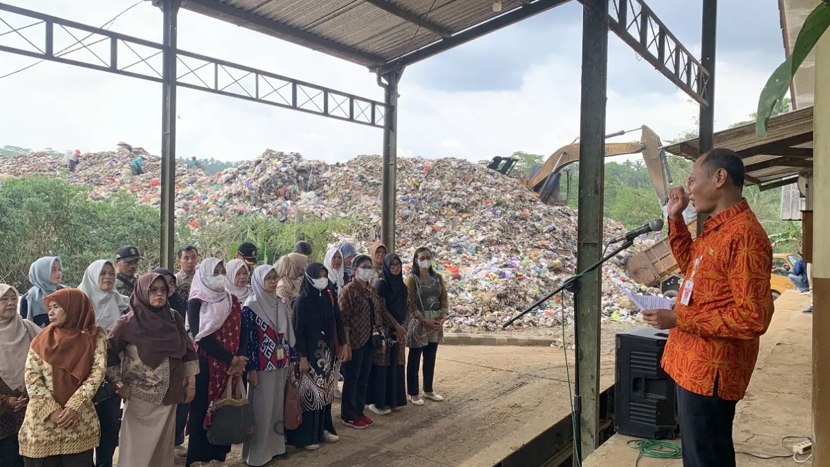 Pelantikan pengurus Paguyuban Bank Sampah Temanggung, yang berlangsung di kawasan TPA Sanggrahan pada Selasa (31/3/2026) siang. (Devi Khofifatur Rizqi/Jawa Pos Radar Magelang)