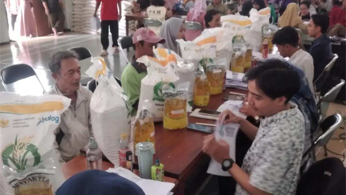 Perum Bulog Cabang Magelang menyalurkan bantuan pangan beras di Kelurahan Gelangan Kota Magelang, Selasa (31/3/2026). (Istimewa)