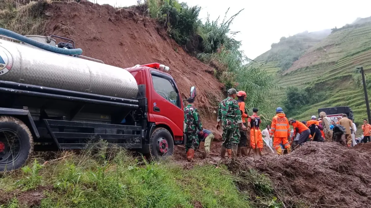 Petugas tengah menangani longsor yang terjadi di wilayah Kabupaten Wonosobo, Senin (30/3/2026). (Dok BPBD Wonosobo)